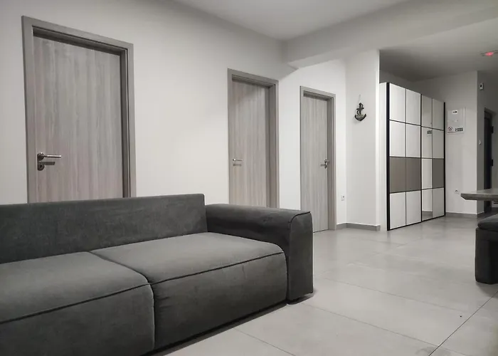 As Moon With Pool فيلة