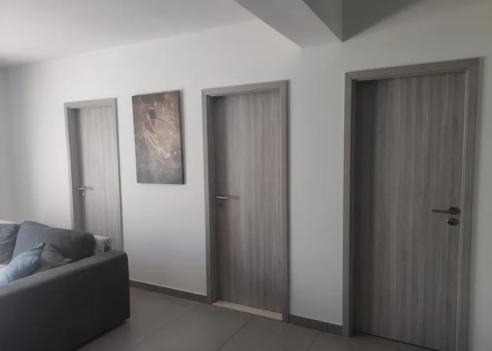 As Moon With Pool فيلة سبليت