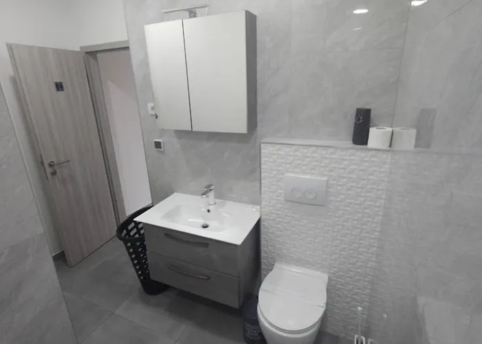 فيلة As Moon With Pool