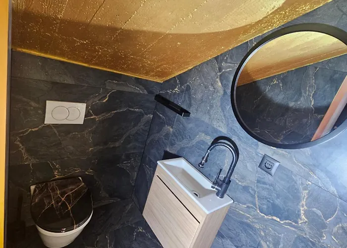 As Moon With Pool فيلة سبليت