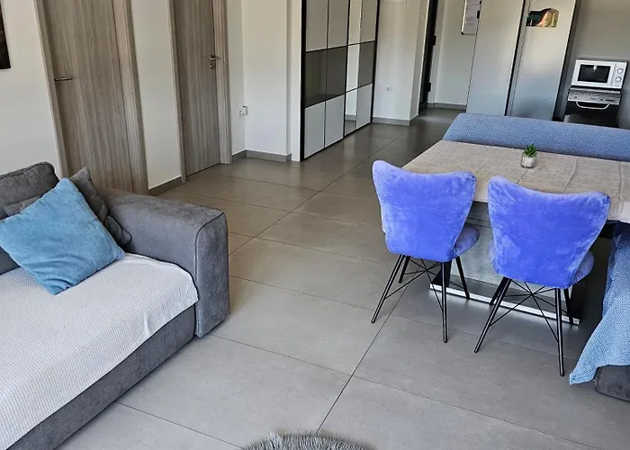 فيلة As Moon With Pool